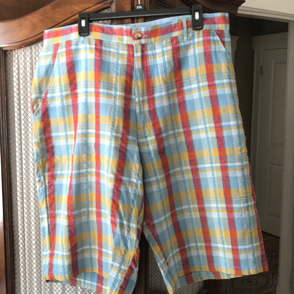 Men’s cotton plaid shorts.